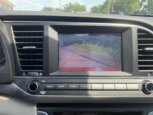 Used 2017 Hyundai Elantra SE image 27