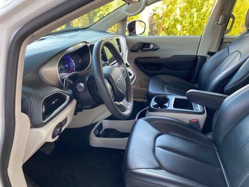 Used 2024 Chrysler Pacifica Limited FWD image 21