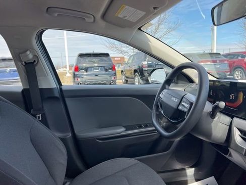 Certified 2025 Kia K4 LXS image 32