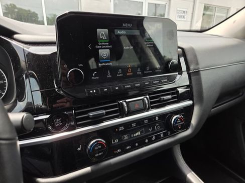 Used 2025 Nissan Pathfinder SL FWD image 13