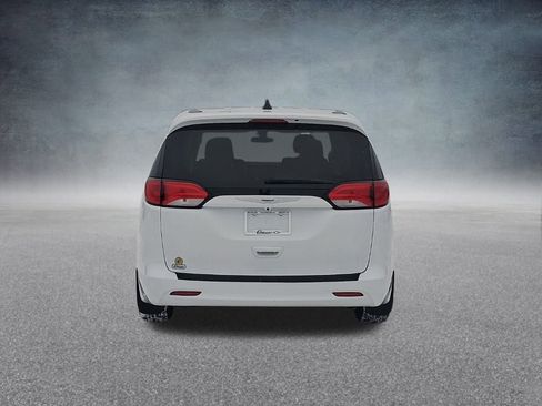 Used 2021 Chrysler Voyager LX image 9