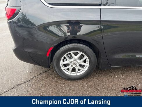 Used 2022 Chrysler Pacifica Touring-L FWD image 37