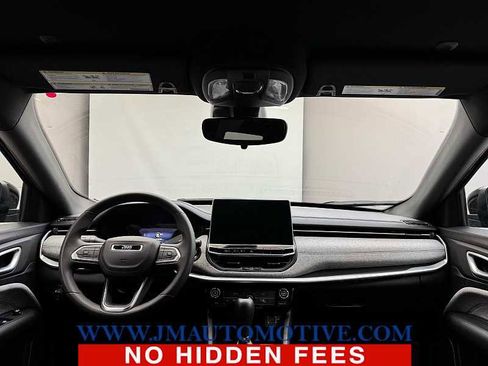 Used 2024 Jeep Compass Latitude image 11