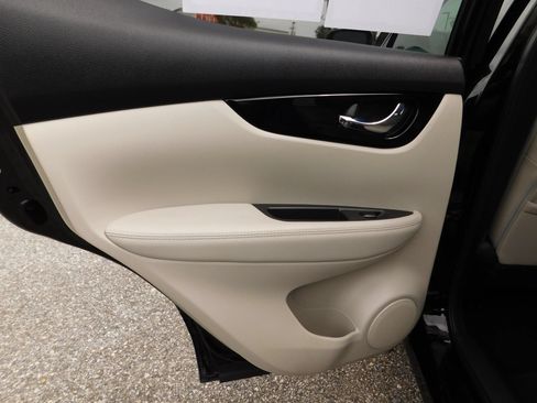 Used 2021 Nissan Rogue Sport SL FWD image 9