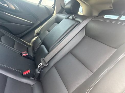 Used 2022 GMC Terrain SLT w/ Infotainment Package II FWD image 7