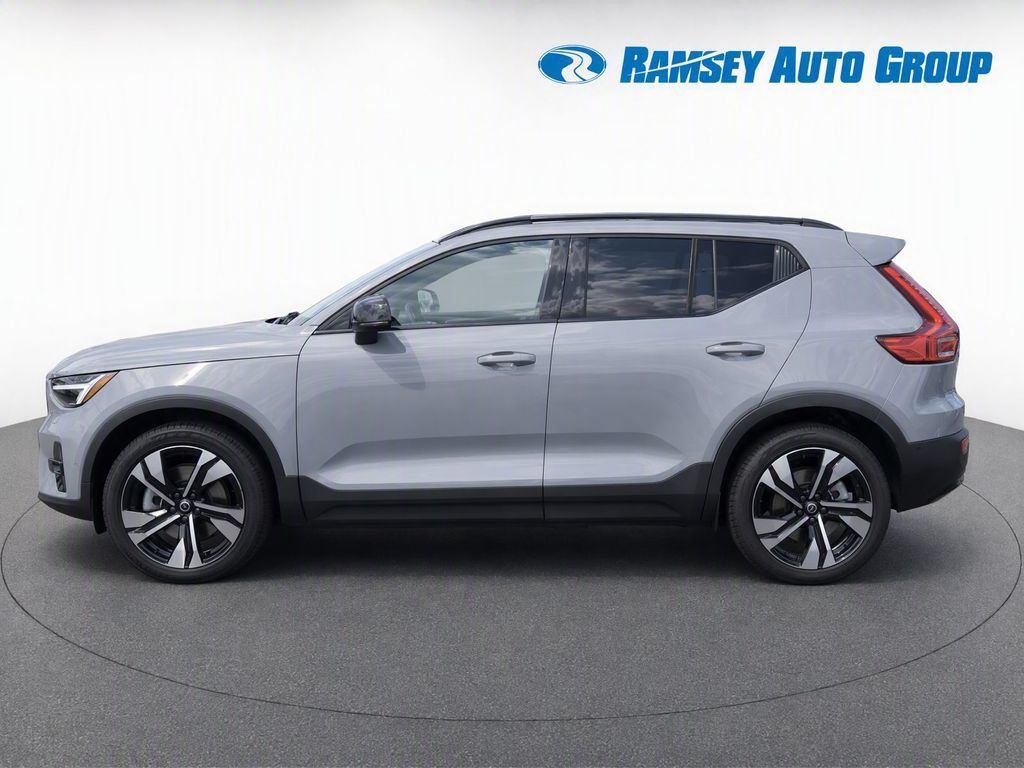 Used 2024 Volvo XC40 B5 Plus w/ Protection Package Premier AWD/4WD image 6