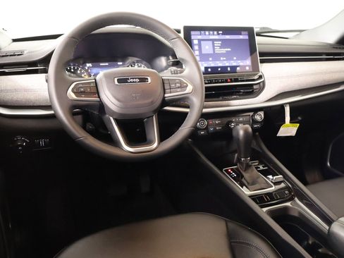 Used 2024 Jeep Compass Latitude image 2