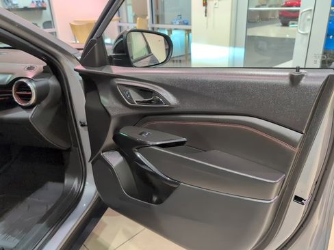 Used 2025 Chevrolet Trax RS w/ Driver Confidence Package image 41