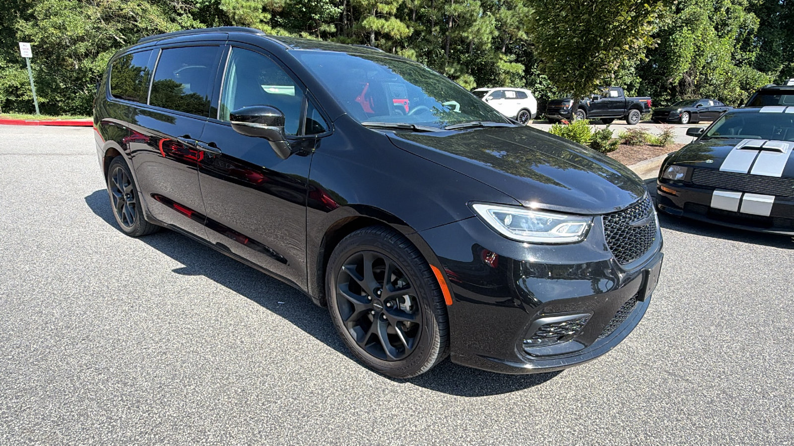 Used 2025 Chrysler Pacifica Limited FWD image 5