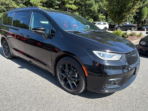 Used 2025 Chrysler Pacifica Limited FWD image 5