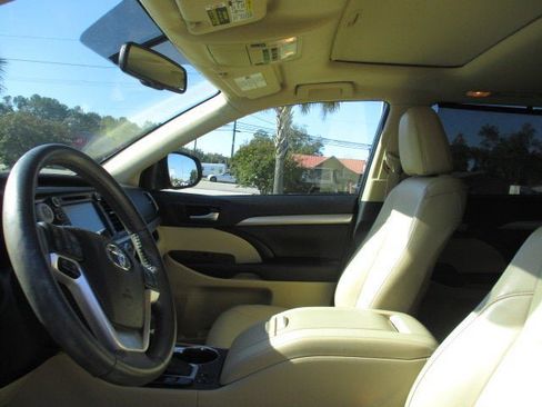 Used 2016 Toyota Highlander XLE image 12