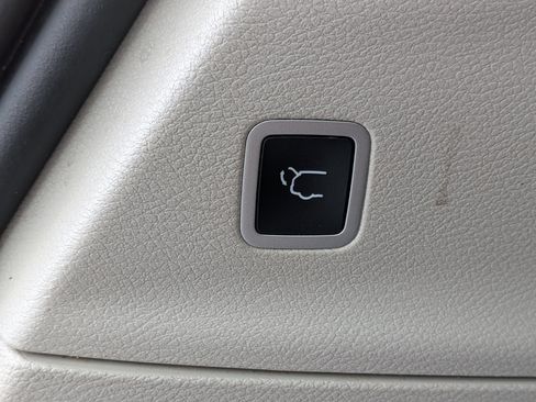 Used 2023 Chrysler Voyager LX FWD image 32