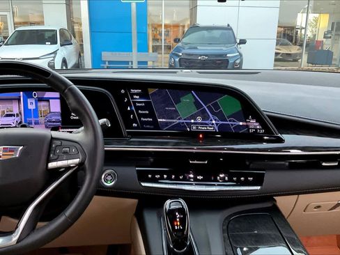 Used 2024 Cadillac Escalade Premium Luxury image 8