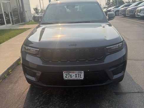 Used 2023 Jeep Grand Cherokee Altitude AWD/4WD image 4