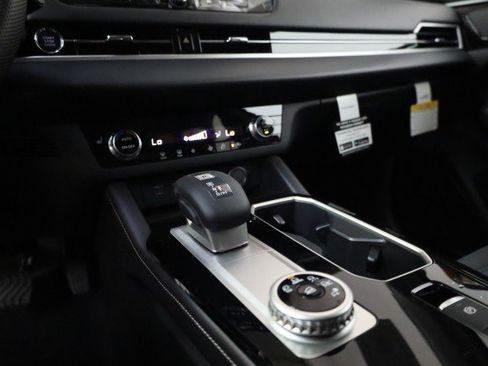 New 2025 Mitsubishi Outlander SE image 12