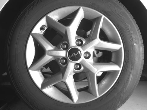 Used 2025 Kia Soul LX w/ LX Technology Package FWD image 14