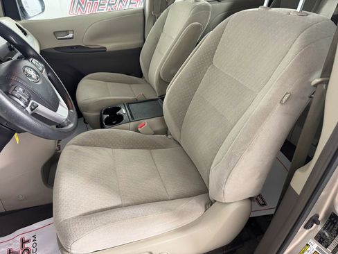 Used 2015 Toyota Sienna LE image 30