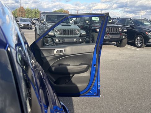 Used 2024 Hyundai Venue SEL image 8