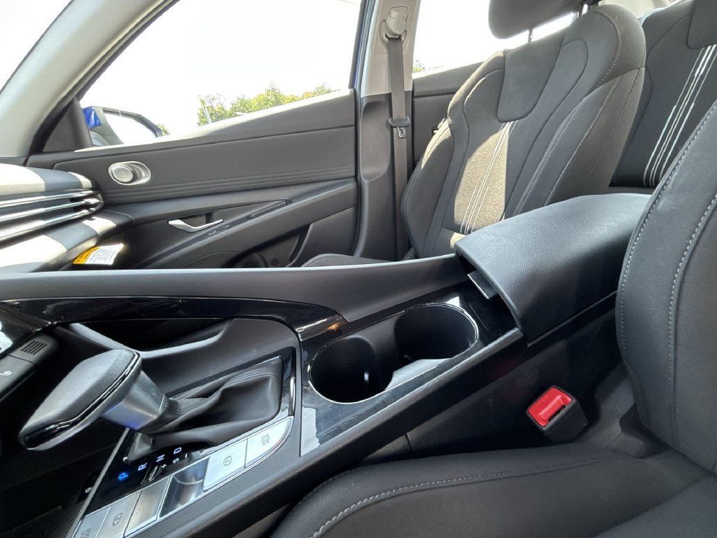 Used 2025 Hyundai Elantra SEL FWD image 24