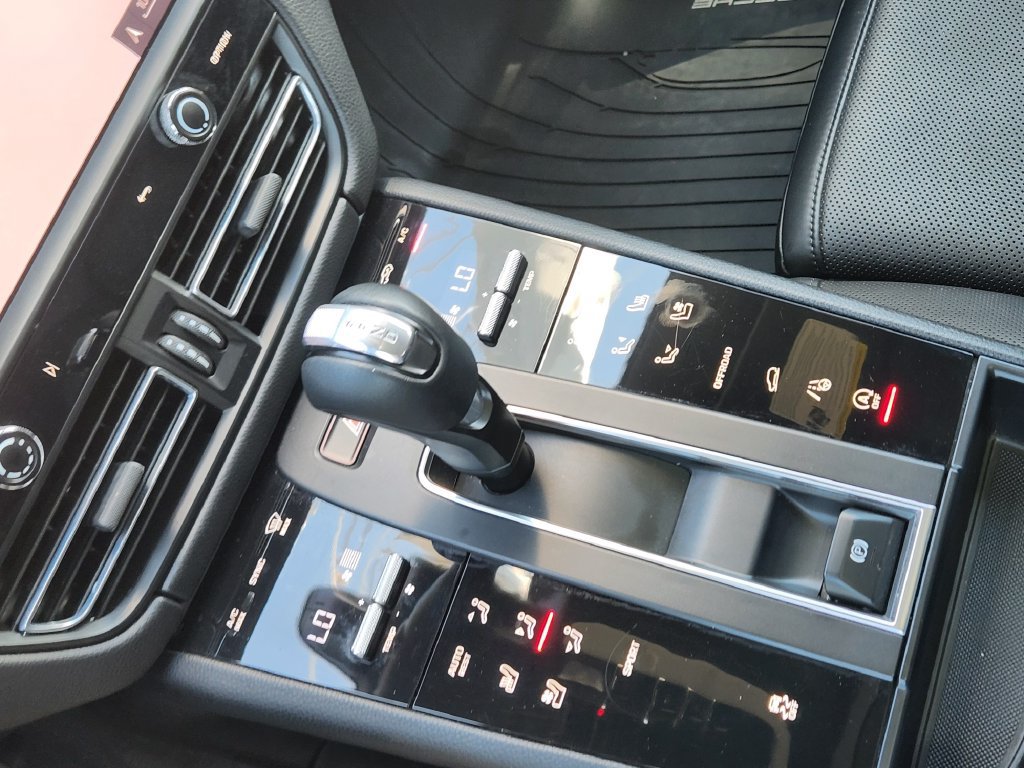 Used 2022 Porsche Macan AWD/4WD image 10