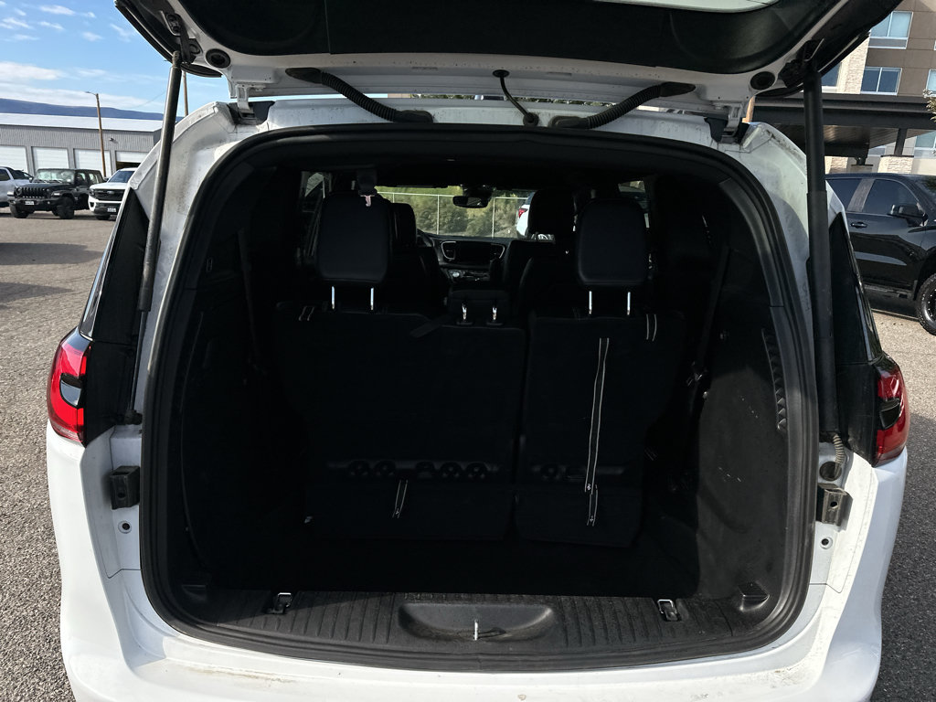 Used 2025 Chrysler Pacifica Select FWD image 10