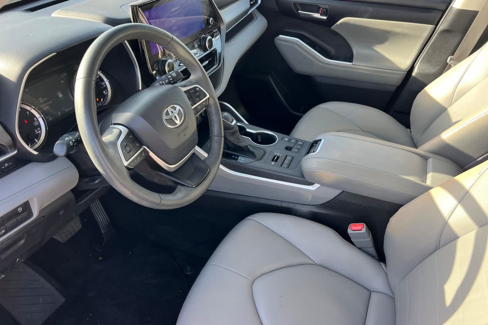 Used 2025 Toyota Highlander XLE AWD/4WD image 9