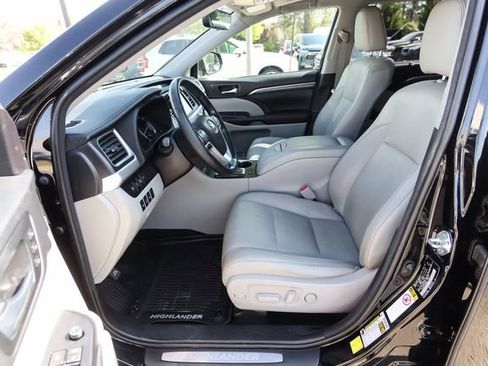 Used 2018 Toyota Highlander Limited Platinum image 39