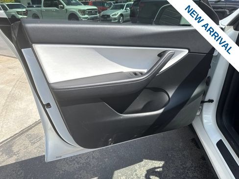 Used 2022 Tesla Model Y Long Range AWD/4WD image 17