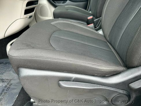 Used 2020 Chrysler Voyager L FWD image 27