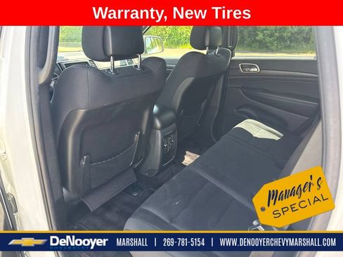 Used 2017 Jeep Grand Cherokee Laredo AWD/4WD image 11