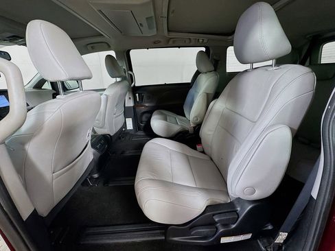 Used 2018 Toyota Sienna Limited Premium w/ Carpet Mat Package image 29