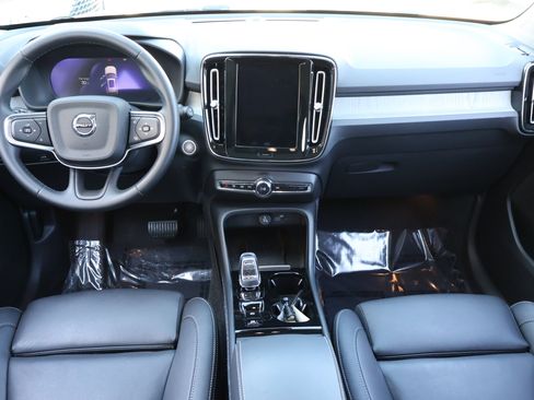 Used 2025 Volvo XC40 B5 Plus image 18