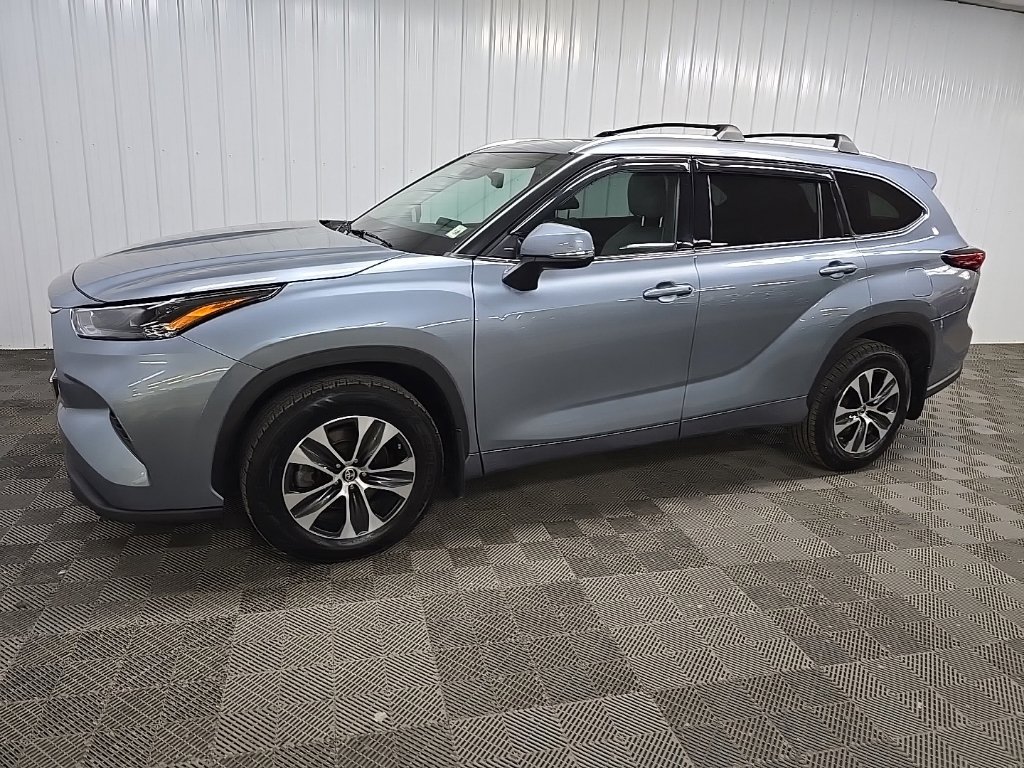 Used 2022 Toyota Highlander XLE AWD/4WD image 6