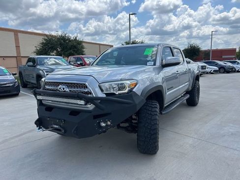 Used 2017 Toyota Tacoma TRD Off-Road AWD/4WD image 8