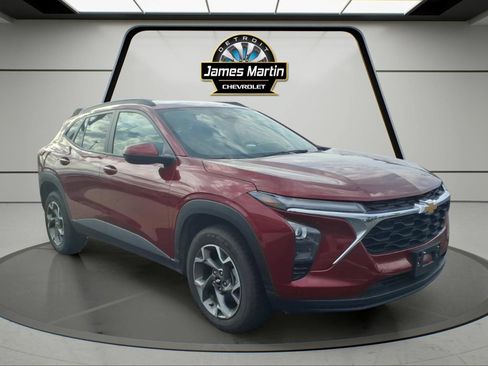 Used 2025 Chevrolet Trax LT FWD image 3
