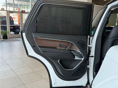 Used 2025 Land Rover Range Rover SE image 39
