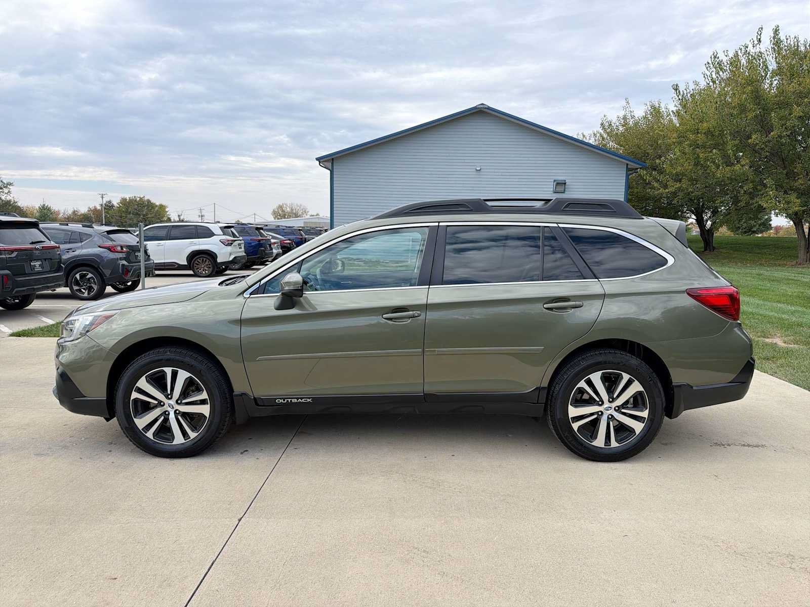 Used 2018 Subaru Outback 2.5i Limited AWD/4WD image 3