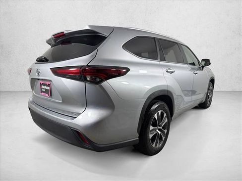 Used 2025 Toyota Highlander XLE FWD image 4