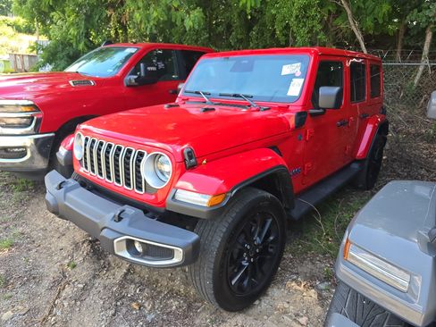 Used 2025 Jeep Wrangler Unlimited Sahara AWD/4WD image 3