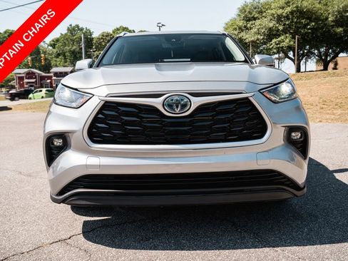 Used 2022 Toyota Highlander XLE FWD image 2