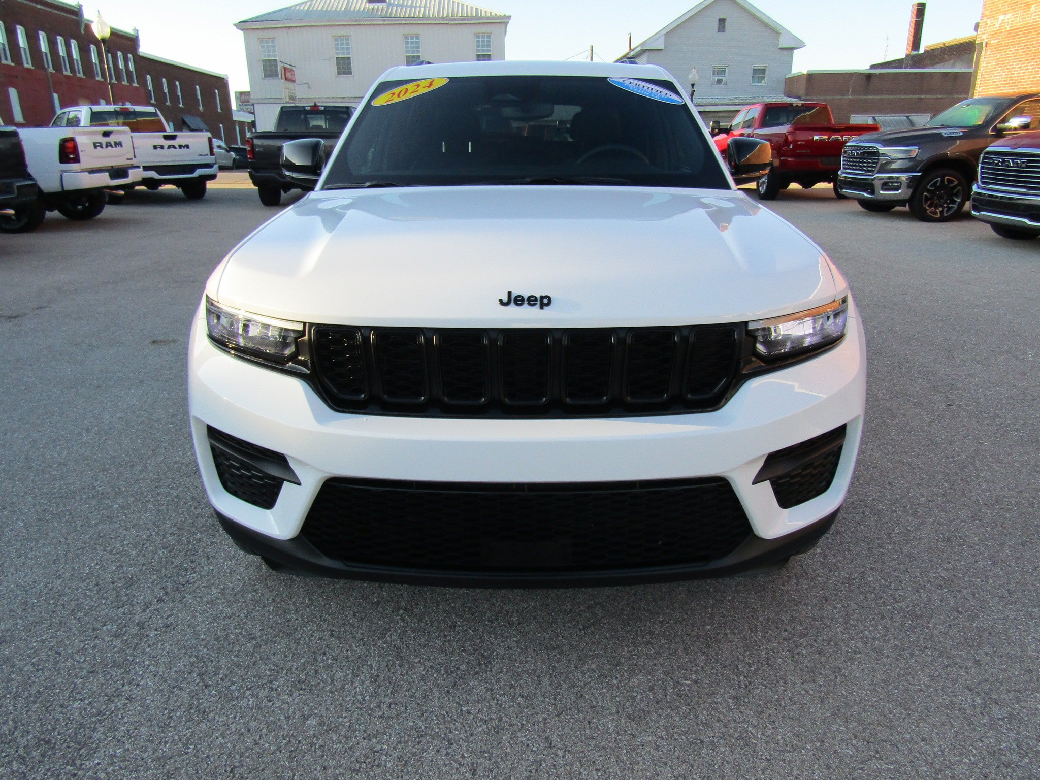 Used 2024 Jeep Grand Cherokee Altitude AWD/4WD image 8