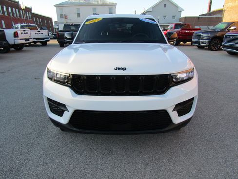 Used 2024 Jeep Grand Cherokee Altitude AWD/4WD image 8