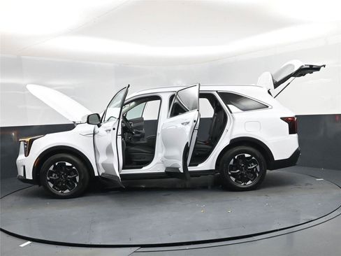 Used 2025 Kia Sorento S image 20