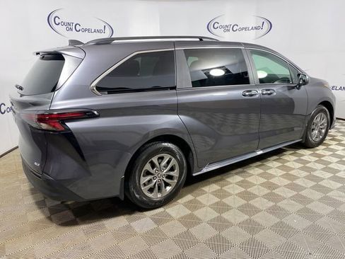 Used 2025 Toyota Sienna XLE w/ XLE Plus Package image 8