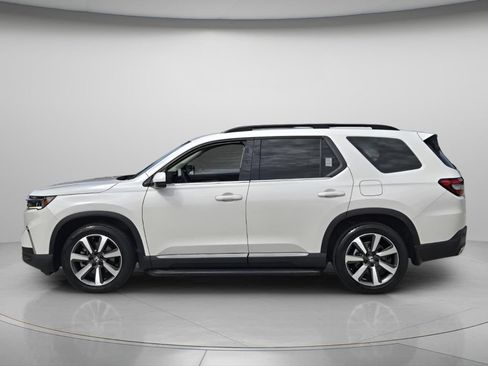 Certified 2025 Honda Pilot Touring image 4