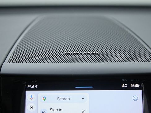 Certified 2023 Volvo XC60 B5 Ultimate w/ Climate Package image 30