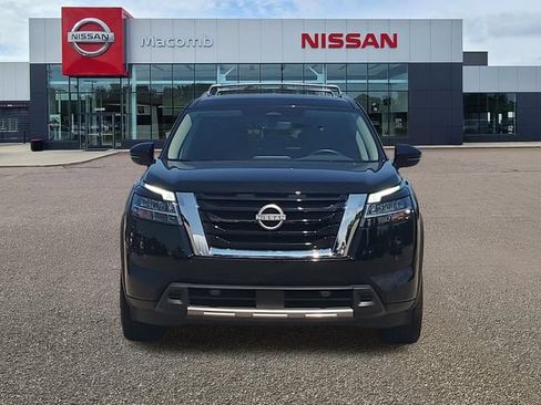 Used 2024 Nissan Pathfinder SL FWD image 2