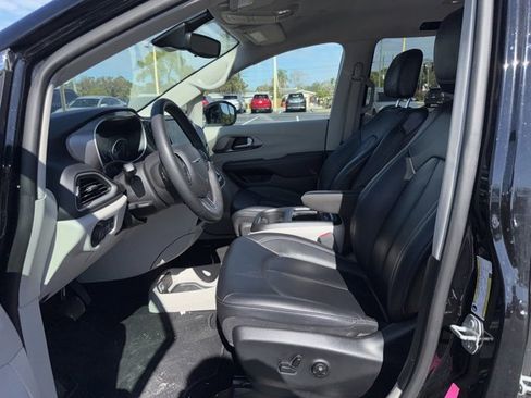 Used 2024 Chrysler Pacifica Touring-L image 9