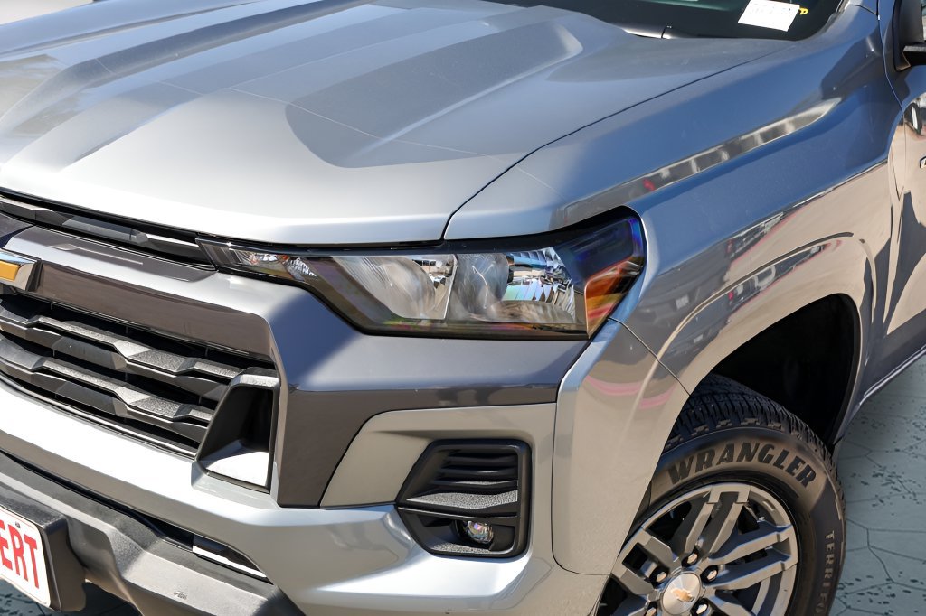 Used 2024 Chevrolet Colorado LT w/ LT Convenience Package AWD/4WD image 2