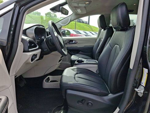 Used 2024 Chrysler Pacifica Touring-L FWD image 13